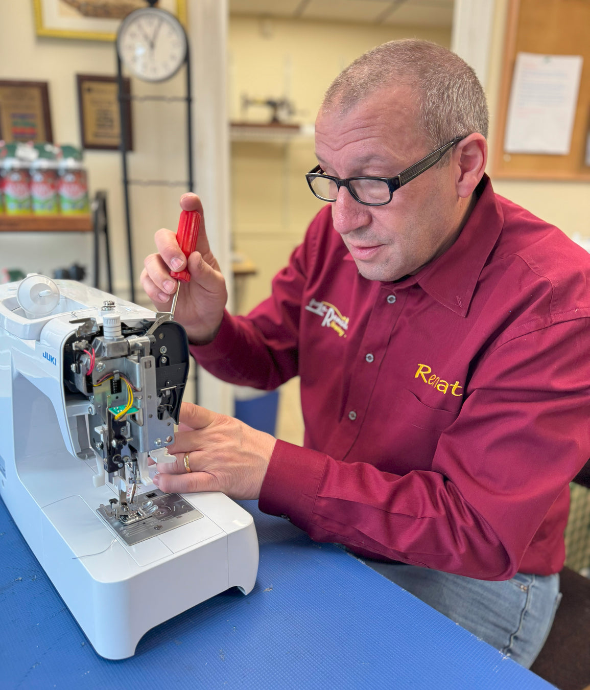 Renato servicing JUKI HZL-70HW-A open screwdriver top down